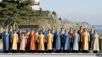 APEC 2005 digelar di Busan, Korea Selatan. Kali ini Presiden AS George Bush, Presiden Filipina Gloria Macapagal Arroyo, dan kawan-kawan bersolek dengan hanbok. (Foto: AFP via Getty Images/PAUL J.RICHARDS)
