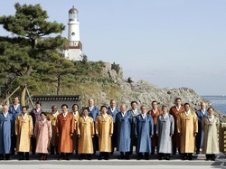 APEC 2005 digelar di Busan, Korea Selatan. Kali ini Presiden AS George Bush, Presiden Filipina Gloria Macapagal Arroyo, dan kawan-kawan bersolek dengan hanbok. (Foto: AFP via Getty Images/PAUL J.RICHARDS)
