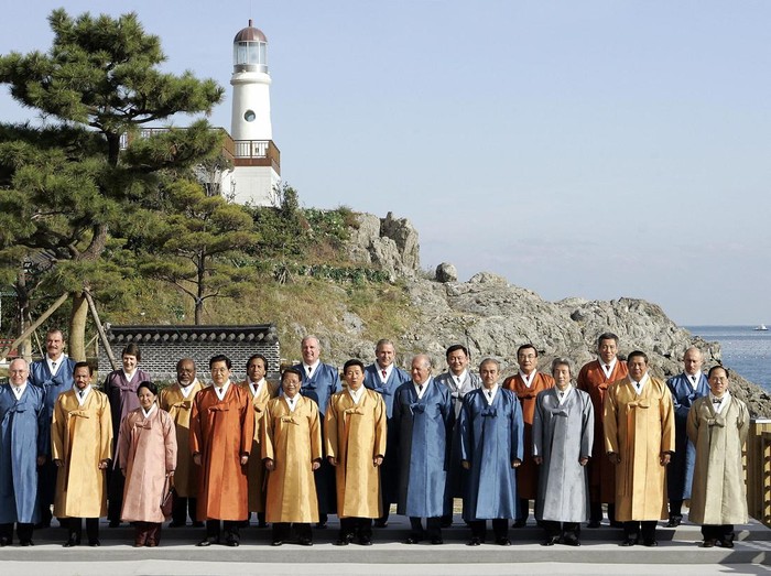 BUSAN, REPUBLIC OF KOREA:  Asia Pacific Economic Cooperation (APEC) leaders pose for an official photo at the Nurimaru APEC House, in Busan 19 November 2005.  (Front-row-L-R) Australian Prime Minister John Howard, Brunei Sultan Hassanal Bolkiah, Philliphines President Gloria Macapagal Arroyo, Chinese President Hu Jintao, Vietnam President Tran Duc Luong, South Korea President Roh Moo-Hyun, Chile's President Ricardo Lagos, Malaysia's Prime Minister Abdula Ahman Badawi, Japan's Prime Minister Junichiro Koizumi, Indonesia's President Susilo Bambang Yudhoyono and Hong Kong's Chief Executive Donald Tsang. (back-row-L-R) Mexican President Vicente Fox, New Zealand Prime Minister Helen Clark, Papua New Guinea Prime Minister Michael Somare, Peru's President Alejandro Toledo, Canadian Prime Minister Paul Martin, US President George W. Bush, Thai Prime Minister Thaksin Shinawatra, Taiwanese adviser lin Hsin-i, Singapore's Prime Minister Lee Hsien Long and Russian President Vladimir Putin.   AFP PHOTO / Paul J. RICHARDS  (Photo credit should read PAUL J RICHARDS/AFP via Getty Images)