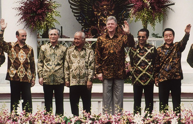 Asia-Pacific Economic Cooperation (APEC) merupakan salah satu pertemuan pemimpin dunia yang memiliki sesi foto khusus di mana mereka memakai baju tradisional negara tuan rumah. Saat Indonesia, di bawah pemerintahan Presiden Soeharto, menggelar APEC 1994, para presiden hingga perdana menteri memakai kemeja batik. Batik karya Iwan Tirta tersebut dihiasi corak yang melambangkan simbol-sibol 17 negara peserta APEC. (Foto: AFP via Getty Images/TORU YAMANAKA)
