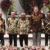 Asia-Pacific Economic Cooperation (APEC) merupakan salah satu pertemuan pemimpin dunia yang memiliki sesi foto khusus di mana mereka memakai baju tradisional negara tuan rumah. Saat Indonesia, di bawah pemerintahan Presiden Soeharto, menggelar APEC 1994, para presiden hingga perdana menteri memakai kemeja batik. Batik karya Iwan Tirta tersebut dihiasi corak yang melambangkan simbol-sibol 17 negara peserta APEC. (Foto: AFP via Getty Images/TORU YAMANAKA)