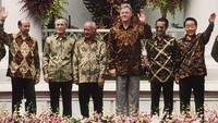 Asia-Pacific Economic Cooperation (APEC) merupakan salah satu pertemuan pemimpin dunia yang memiliki sesi foto khusus di mana mereka memakai baju tradisional negara tuan rumah. Saat Indonesia, di bawah pemerintahan Presiden Soeharto, menggelar APEC 1994, para presiden hingga perdana menteri memakai kemeja batik. Batik karya Iwan Tirta tersebut dihiasi corak yang melambangkan simbol-sibol 17 negara peserta APEC. (Foto: AFP via Getty Images/TORU YAMANAKA)