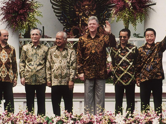 BOGAR, INDONESIA:  CORRECTION Host and Indonesian president, Suharto (3rd L), poses with Mexican President Carlos Salinas (L), Japanese Prime Minister Tomiichi Murayama (2nd L), US President Bill Clinton (3rd R), Malaysian Prime Minister Mahathir Mohamad (2nd R) and South Korean President Kim Young-sam (R) for a group photo during the 6th APEC summit in Bogar, Indonesia, 15 November 1994.  AFP PHOTO/Toru YAMANAKA  (Photo credit should read TORU YAMANAKA/AFP via Getty Images)