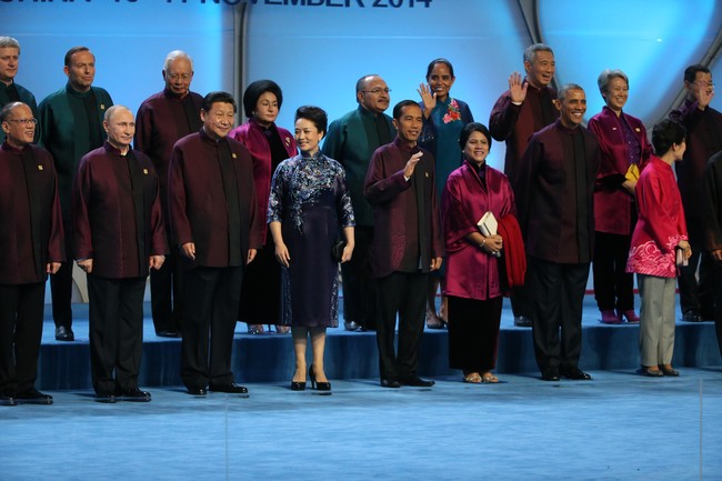 Tang suit menjadi baju tradisional yang dipakai para pemimpin negara APEC saat pertemuan tahunan mereka berlangsung di Beijing, China pada 2014. (Foto: Getty Images/Sasha Mordovets)