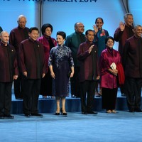 Tang suit menjadi baju tradisional yang dipakai para pemimpin negara APEC saat pertemuan tahunan mereka berlangsung di Beijing, China pada 2014. (Foto: Getty Images/Sasha Mordovets)