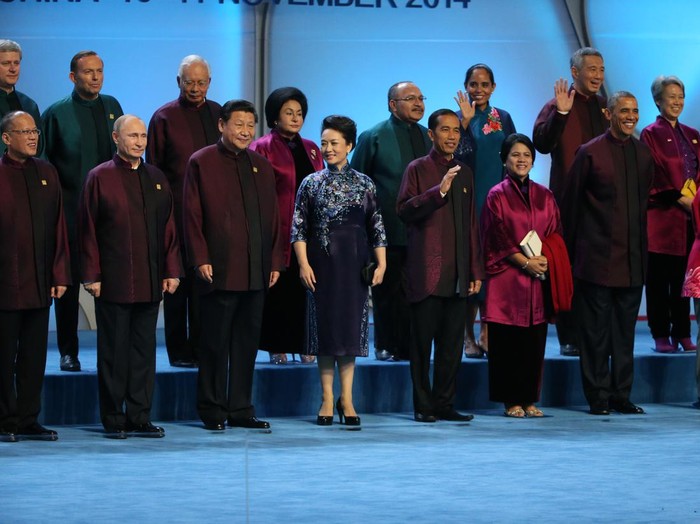 BEIJING, CHINA - NOVEMBER 10: U.S. President Barack Obama (R), Chinese President Xi Jinping (C) and Russian President Vladimir Putin (L)  attend a family photo ceremony during the APEC Leaders meeting November 10, 2014 in Beijing, China. The APEC Summit hosted 1500 economic leaders in Beijing to deliberate key issues facing the Asia-Pacific economy. (Photo by Sasha Mordovets/Getty Images)