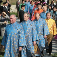 Presiden dan perdanam menteri anggota APEC memakai baju tradisional Vietnam bernama ao dai ketika pertemuan tersebut digelar di Hanoi pada 2006. (Foto: AFP via Getty Images/JIM WATSON)