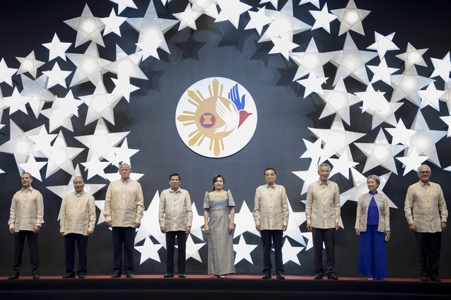 Saat Filipina menjadi tuan rumah pertemuan ASEAN pada 2017, para presiden dan perdana menteri memakai baju tradisional bernama barong. Presiden AS Donald Trump, yang juga hadir, pun mengenakannya. Penampilan mereka dengan kemeja tersebut sempat mendapat cibiran aneh di internet. (Foto: AFP via Getty Images/JIM WATSON)