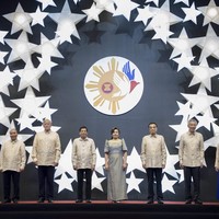 Saat Filipina menjadi tuan rumah pertemuan ASEAN pada 2017, para presiden dan perdana menteri memakai baju tradisional bernama barong. Presiden AS Donald Trump, yang juga hadir, pun mengenakannya. Penampilan mereka dengan kemeja tersebut sempat mendapat cibiran aneh di internet. (Foto: AFP via Getty Images/JIM WATSON)
