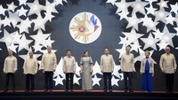 Saat Filipina menjadi tuan rumah pertemuan ASEAN pada 2017, para presiden dan perdana menteri memakai baju tradisional bernama barong. Presiden AS Donald Trump, yang juga hadir, pun mengenakannya. Penampilan mereka dengan kemeja tersebut sempat mendapat cibiran aneh di internet. (Foto: AFP via Getty Images/JIM WATSON)