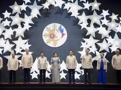 Saat Filipina menjadi tuan rumah pertemuan ASEAN pada 2017, para presiden dan perdana menteri memakai baju tradisional bernama barong. Presiden AS Donald Trump, yang juga hadir, pun mengenakannya. Penampilan mereka dengan kemeja tersebut sempat mendapat cibiran aneh di internet. (Foto: AFP via Getty Images/JIM WATSON)