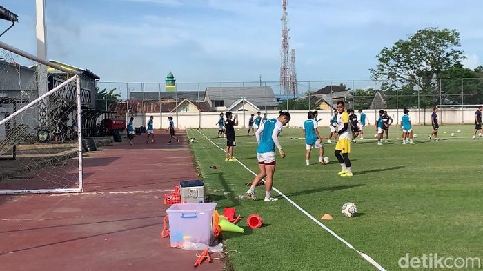 Gelandang PSM Makassar Kenzo Nambu Latihan Lebih Awal di Stadion Kalegowa
