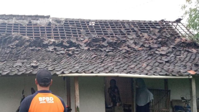Genteng rumah lansia di Ngawi berhamburan diterjang angin