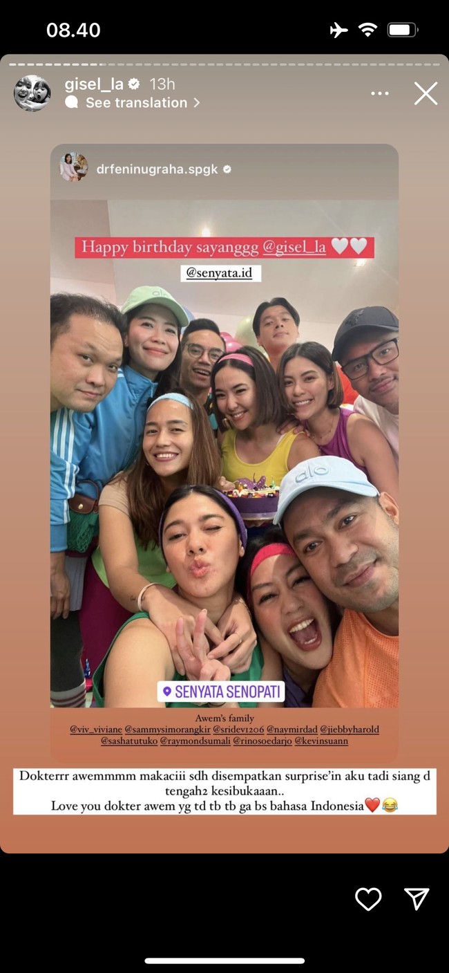 Tak lupa Gisel juga berfoto bersama rekan-rekannya yang turut hadir memberikan kejutan. Terlihat ada Naysilla Mirdad, Sammy Simorangkir dan istri, serta beberapa rekannya yang ikut meramaikan suasana. Foto: Instagram/@gisel_la