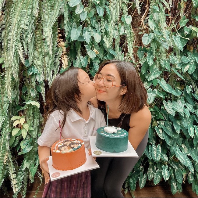 Sang anak, Gempita, juga terlihat memberikan Gisel kejutan di hari ulang tahunnya. Sambil membawa kue ulang tahun, tak lupa Gempi memberikan kecupan untuk sang bunda yang tengah berulang tahun ke-32. Foto: Instagram/@gisel_la