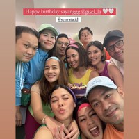 Tak lupa Gisel juga berfoto bersama rekan-rekannya yang turut hadir memberikan kejutan. Terlihat ada Naysilla Mirdad, Sammy Simorangkir dan istri, serta beberapa rekannya yang ikut meramaikan suasana. Foto: Instagram/@gisel_la