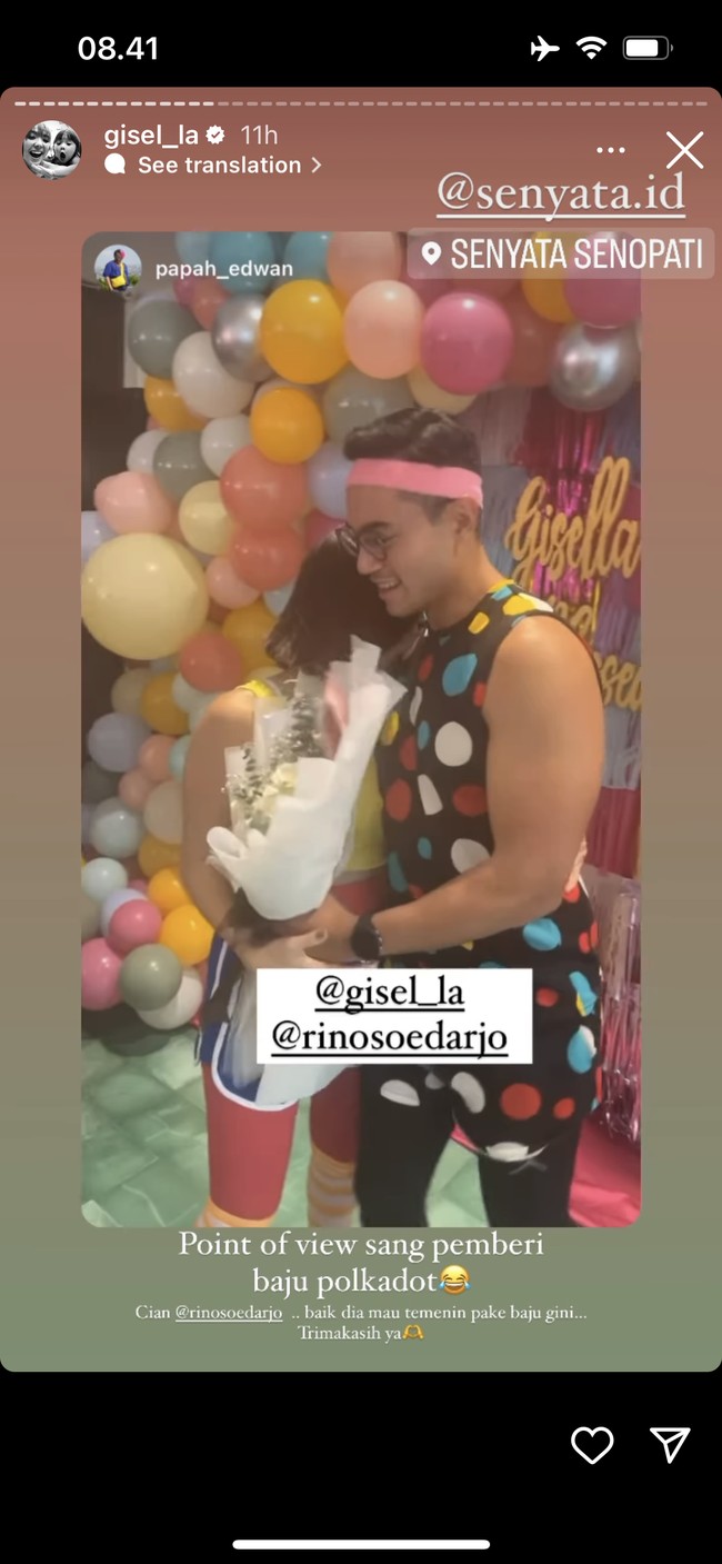 Tak malu-malu, pasangan tersebut pun terlihat memamerkan kemesraannya. Gisel yang begitu bahagia mendapat kejutan dan bunga dari sang kekasih lantas langsung memeluknya. Foto: Instagram/@gisel_la