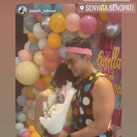 Tak malu-malu, pasangan tersebut pun terlihat memamerkan kemesraannya. Gisel yang begitu bahagia mendapat kejutan dan bunga dari sang kekasih lantas langsung memeluknya. Foto: Instagram/@gisel_la