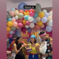 Di momen kejutan ulang tahunnya itu Gisel dan Rino juga berdoa bersama dengan rekan-rekannya yang hadir. Gisel tampak begitu khusyuk sampai hampir menangis terharu. Foto: Instagram/@gisel_la