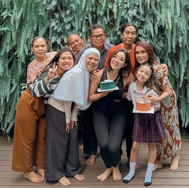 Di momen ulang tahunnya kali ini Gisella Anastasia mendapat banyak kejutan dari orang-orang terdekatnya. Melalui akun Instagramnya, Gisel pun membagikan keseruan kejutan ulang tahunnya. Ia menulis jika kejutan ulang tahunnya itu sudah berlangsung dari pagi, di mana orang-orang terdekatnya tiba-tiba datang membawakan kue ulang tahun. Foto: Instagram/@gisel_la