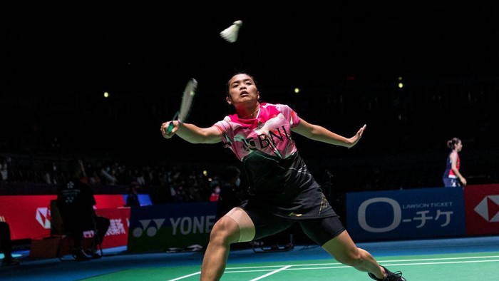 Gregoria Mariska Tunjung of Indonesia hits a return against Chen Yufei of China during their womens singles match on day four of the Japan Open badminton tournament in Osaka on September 2, 2022. (Photo by Yuichi YAMAZAKI / AFP) (Photo by YUICHI YAMAZAKI/AFP via Getty Images)