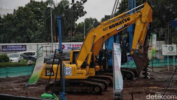 Direktur Perencanaan Organisasi dan Umum RS Kanker Dharmais Anjari,  Kepala Divisi Pembangunan PT PP Andek Prabowo, Ketua Dewan Pengawasan RS Kanker Dharmais Lucia Rizka Andalucia dan Kepala Dinas Kesehatan Jakarta Widyastuti melakukan ground breaking Woman and Child Cancer Care Building di Rumah Sakit Kanker Dharmais, Jakarta Barat, Kamis (17/11/2022).