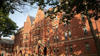 Universitas Harvard telah ada sebelum Sir Isaac Newton menerbitkan Laws of Motion. Profesor di universitas bergengsi Boston ini telah mengajar sains sejak sebelum para ilmuwan mengetahui bahwa setiap tindakan memiliki reaksi yang sama dan berlawanan. Harvard didirikan tahun 1636, menjadikannya institusi pendidikan tinggi tertua di Amerika Serikat. Newton menerbitkan Philosophiæ Naturalis Principia Mathematica pada tahun 1687. Foto: Learn with Leaders