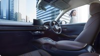 Beralih ke interiornya, kabin Honda ZR-V diklaim luas dengan mengadopsi panel instrumen yang membentang horizontal. Selain itu, desain interior menampilkan sentuhan akhir yang fungsional dan presisi pada semua bagian untuk menonjolkan keindahan bentuk, menciptakan ruang interior berkualitas tinggi. Foto: Dok. Honda