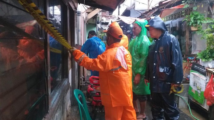 Hujan deras disertai angin terjadi di kawasan Jakarta Selatan (Jaksel) menyebabkan atap rumah warga ambruk. Empat keluarga terdampak insiden tersebut. (dok Gulkarmat Jaksel)