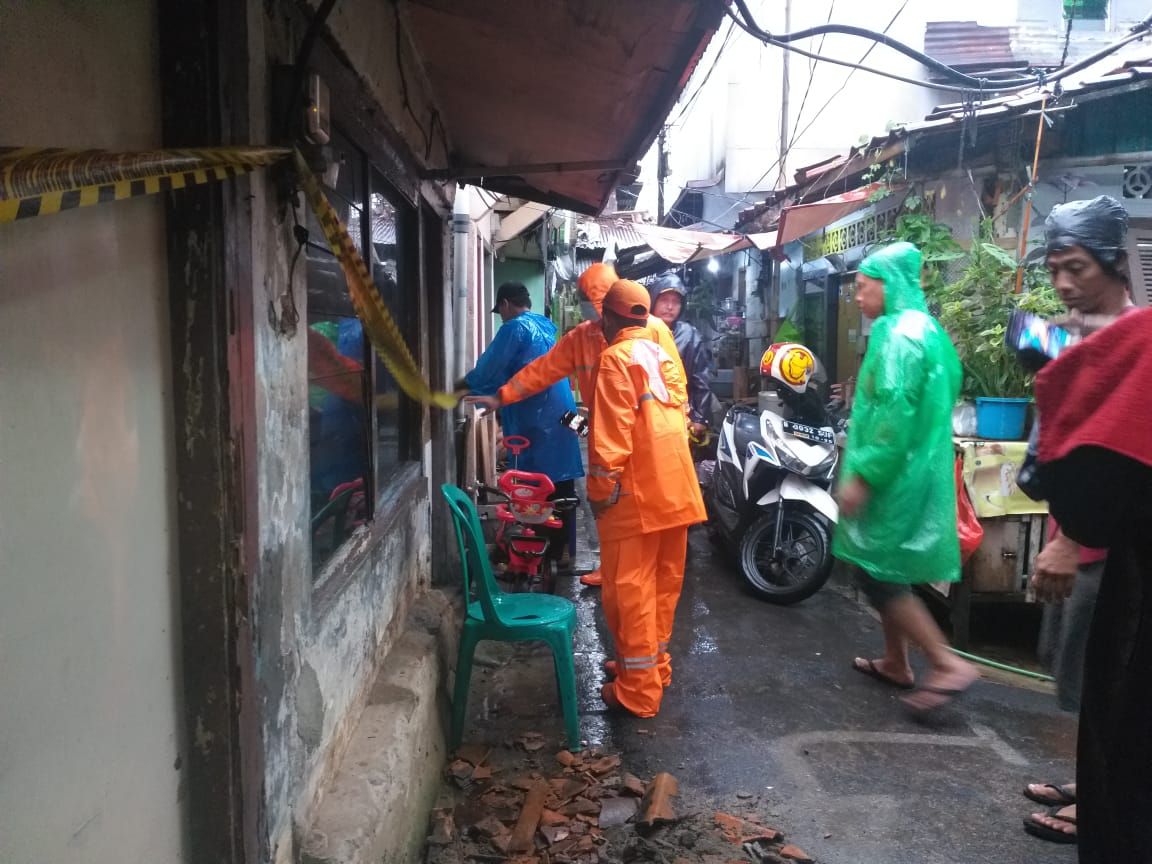Hujan deras disertai angin terjadi di kawasan Jakarta Selatan (Jaksel) menyebabkan atap rumah warga ambruk. Empat keluarga terdampak insiden tersebut. (dok Gulkarmat Jaksel)