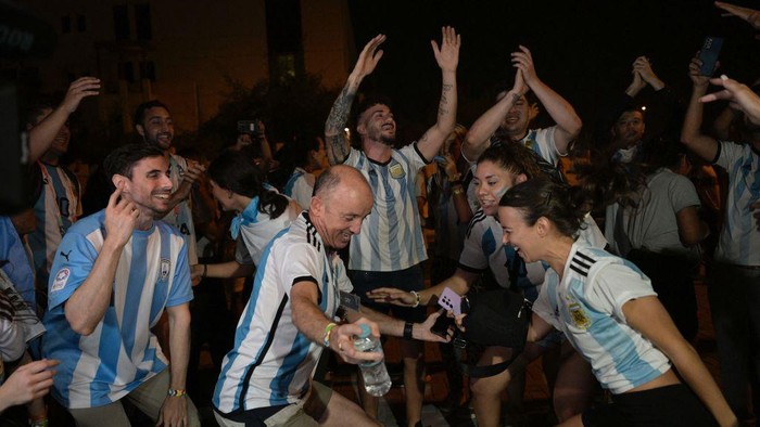 Argentine fans wait for the arrival of Argentinas football team outside of their base camp in Doha on November 17, 2022 ahead of the FIFA World Cup Qatar 2022. (Photo by JUAN MABROMATA / AFP) (Photo by JUAN MABROMATA/AFP via Getty Images)