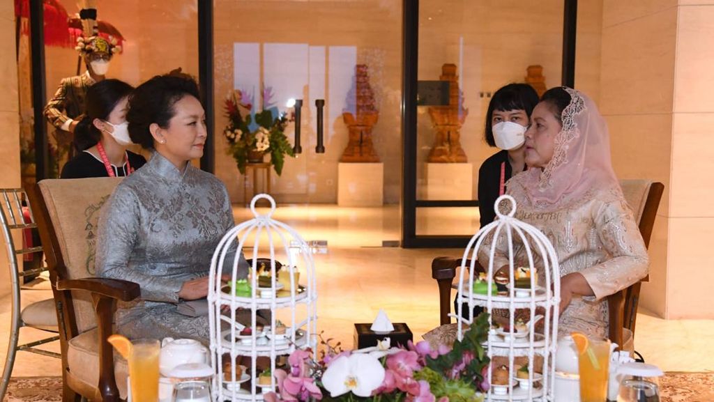 Iriana Jokowi dan Madam Peng Liyuan Bertukar Alat Musik Tradisional