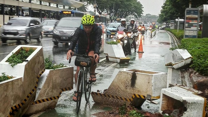 Jalur sepeda rusak porak-poranda dan luluh-lantak, Jl Sudirman, Jakarta, 17 November 2022 pagi. (Dok. Pei Adanya)