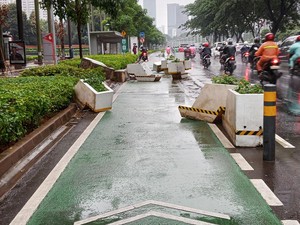Mengemuka Ulah Pemobil Fortuner Bikin Jalur Sepeda di Sudirman Porak-poranda