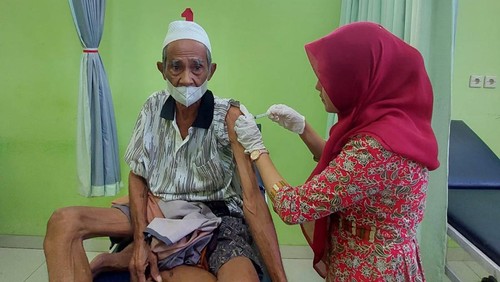 Kakek Abdulah Mursalin (89) korban gigitan anjing liar diduga rabies dirawat di Puskesmas Dompu Kota, NTB, Kamis (17/11/2022).