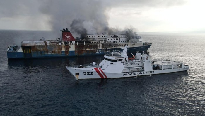 Kapal Patroli Bakamla Evakuasi Kapal Penumpang Terbakar di Selat Bali (Humas Bakamla RI-detikcom)