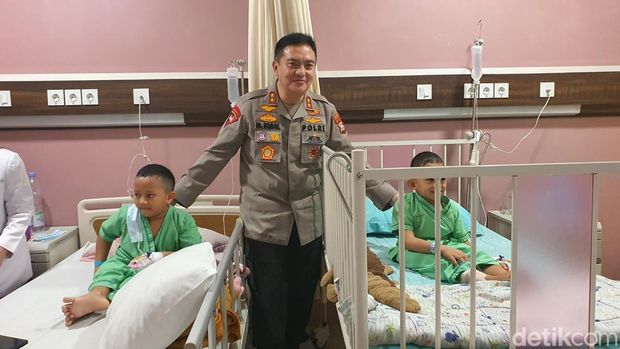 Kapolda Riau Irjen Muhammad Iqbal mengunjungi dua bocah penderita tulang rapuh di rumah sakit di Pekanbaru.