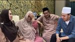 Momen Romantis Kartika Putri dan Suami Kulineran di Kafe dan Warung