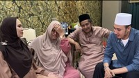 Kartika Putri dan suaminya ternyata sering mengisengi sang mertua. Seperti momen ini ketika ibu dari Habib Usman di prank dengan kue ugly cake. Foto: Instagram @kartikaputriworld