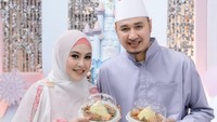 Belum lama, artis yang terjerat kasus bersama dr Richard Lee itu merayakan acara syukuran ulang tahun anak-anaknya. Ia dan suami pun terlihat memesan tumpeng mini. Foto: Instagram @kartikaputriworld