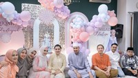 Masih di acara tasyakuran anaknya, Kartika Putri dan Habib Usman terlihat mengundang  teman. Ada beberapa tusuk sate yang melengkapi momen tasyakuran itu. Foto: Instagram @kartikaputriworld