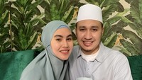 Ketika sang suami tercinta berulang tahun, tentunya artis 31 tahun ini menyiapkan kue lucu. Kuenya berbentuk kemeja dengan tema serba biru.Foto: Instagram @kartikaputriworld