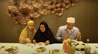Tak hanya kulineran berdua, namun Kartika Putri dan sang suami juga sering mengajak sang mertua. Seperti ini ketika ketiganya makan di restoran. Foto: YouTube / Kartika putri Official