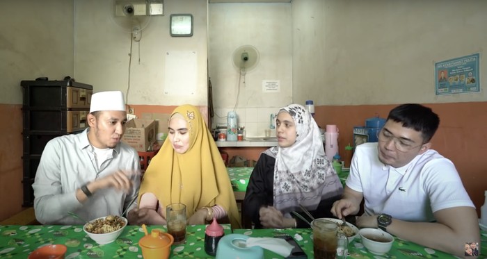Kartika putri makan bareng suami Kartika putri makan bareng suami