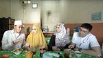 Momen Romantis Kartika Putri dan Suami Kulineran di Kafe dan Warung