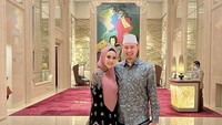 Kartika Putri menikah dengan suaminya, Habib Usman pada 2018. Tampaknya sang suami tercinta selalu mendukung dan menemani ia pergi, termasuk ketika makan-makan. Foto: Instagram @kartikaputriworld