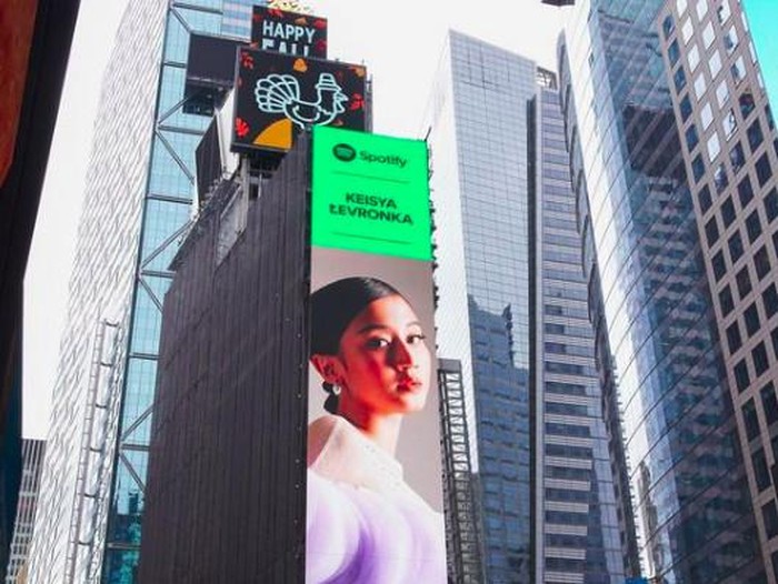 Keisya Levronka mejeng di Times Square.
