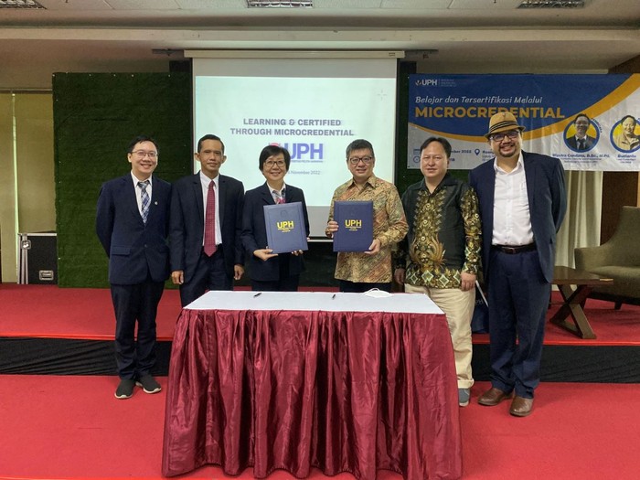 Dari kiri ke kanan: Dosen Teachers College Prodi Pendidikan Guru Sekolah Dasar UPH Wiputra Cendana, B.Sc., M.Pd.; Wakil Dekan FIP UPH Dr. Budi Wibawanta; Dekan FIP UPH Oh Yen Nie, S.E., M.Ed.; Managing Partner Qando Qoaching Group, Gnowbe Strategic Partner Indonesia Julian Foe, M.Pd.; Lead Consultant Qando Qoaching, Gnowbe Strategic Partner Indonesia Budianto, M.Pd.; Ketua Program Studi (Kaprodi) Magister Teknologi Pendidikan (MTP) UPH Prof. Dr. Niko Sudibjo, S.Psi., M.A.