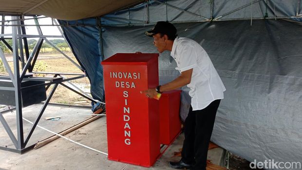 Kincir besi pembangkit listrik tenaga angin di Indramayu