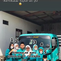 Jarak usia yang terpaut jauh dengan istrinya diakui Gemie bukan lah penghalang untuk merasakan kebahagiaan menjalani kehidupan rumah tangga. Melalui akun TikTok milik nya @geemie3599, ia menulis perbedaan tahun kelahiran antara dirinya dan sang istri. 1975 & 1998. Bahagia itu bukan karena punya segalanya tapi karena bisa mencintai apa adanya, tulis Geemie. Foto: Dok. TikTok @geemie8599.